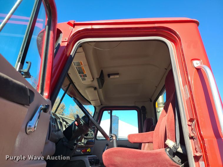 image for item MJ9540 2001 Mack CH613  semi truck