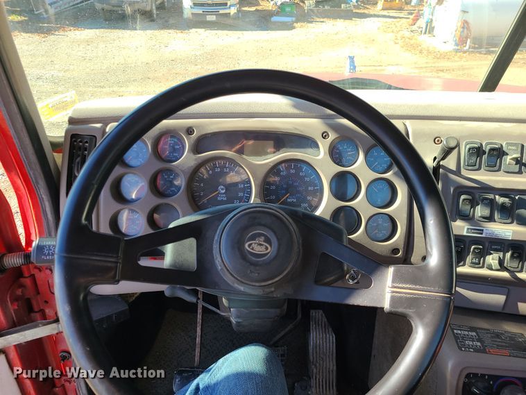 image for item MJ9540 2001 Mack CH613  semi truck