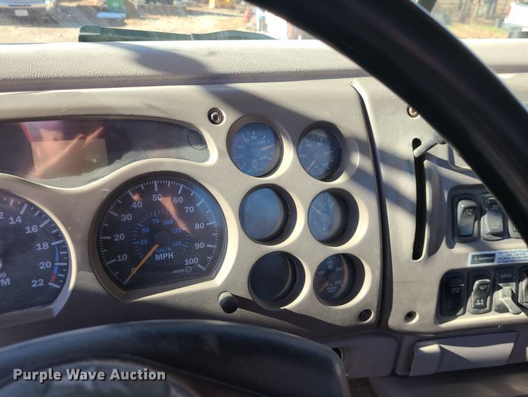 image for item MJ9540 2001 Mack CH613  semi truck