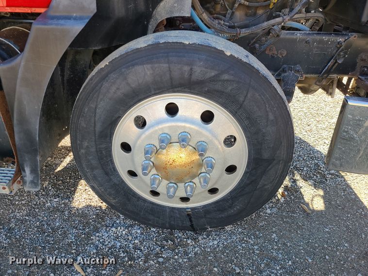 image for item MJ9540 2001 Mack CH613  semi truck