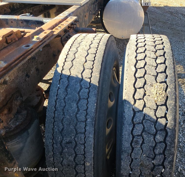 image for item MJ9540 2001 Mack CH613  semi truck