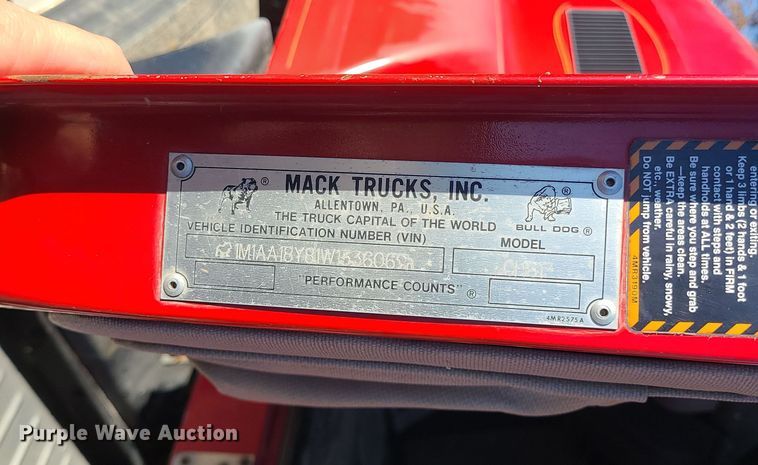 image for item MJ9540 2001 Mack CH613  semi truck