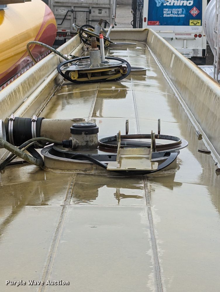 image for item MN9981 2006 Beall BAST-96-3-SB  tank trailer