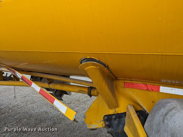 image for item MN9981 2006 Beall BAST-96-3-SB  tank trailer