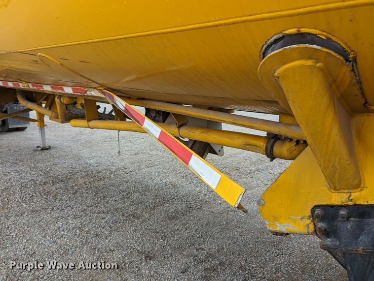 image for item MN9981 2006 Beall BAST-96-3-SB  tank trailer