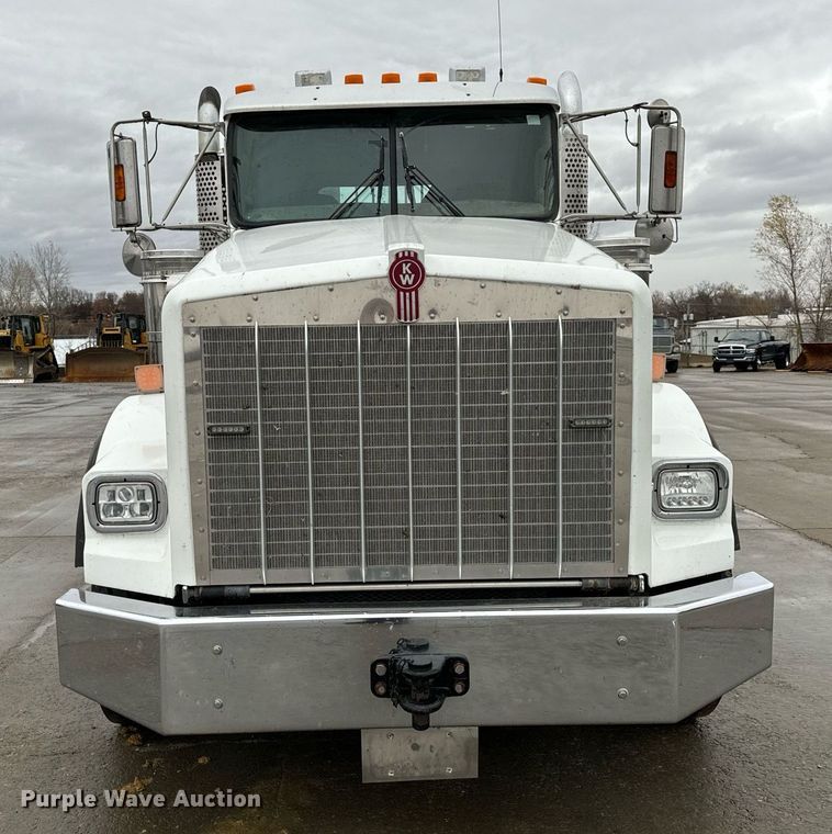 image for item NM9071 2012 Kenworth T800  semi truck