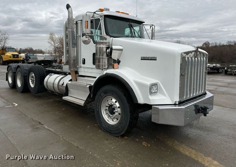 image for item NM9071 2012 Kenworth T800  semi truck