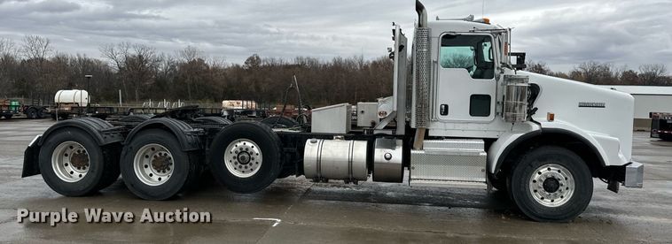 image for item NM9071 2012 Kenworth T800  semi truck