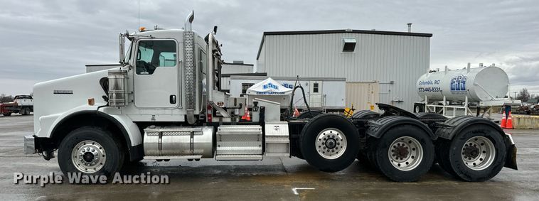 image for item NM9071 2012 Kenworth T800  semi truck