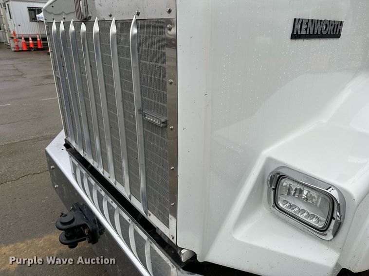 image for item NM9071 2012 Kenworth T800  semi truck