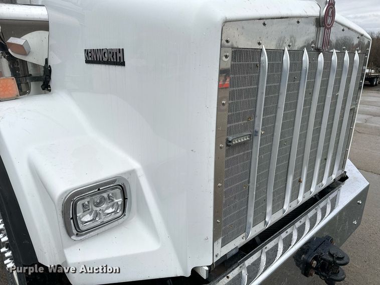 image for item NM9071 2012 Kenworth T800  semi truck