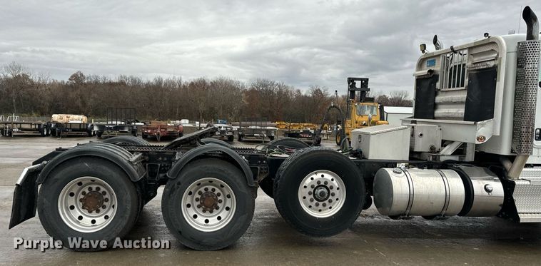 image for item NM9071 2012 Kenworth T800  semi truck