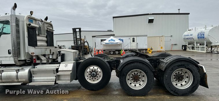 image for item NM9071 2012 Kenworth T800  semi truck