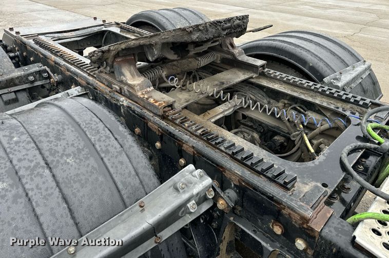 image for item NM9071 2012 Kenworth T800  semi truck