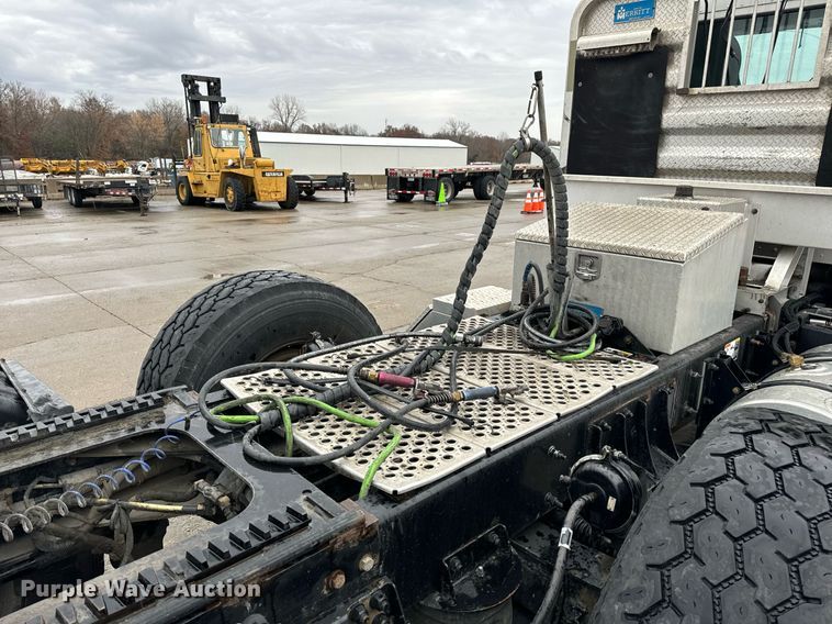 image for item NM9071 2012 Kenworth T800  semi truck