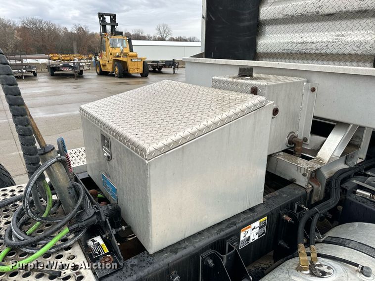 image for item NM9071 2012 Kenworth T800  semi truck