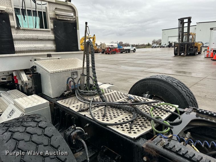 image for item NM9071 2012 Kenworth T800  semi truck