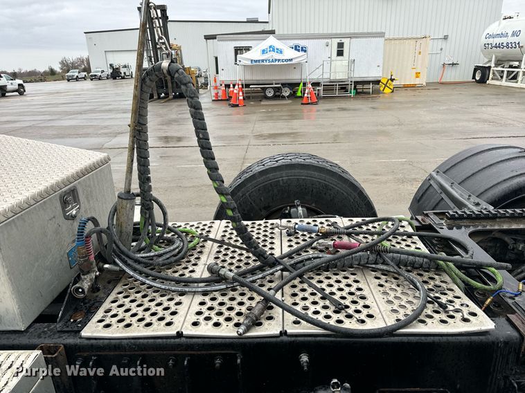 image for item NM9071 2012 Kenworth T800  semi truck