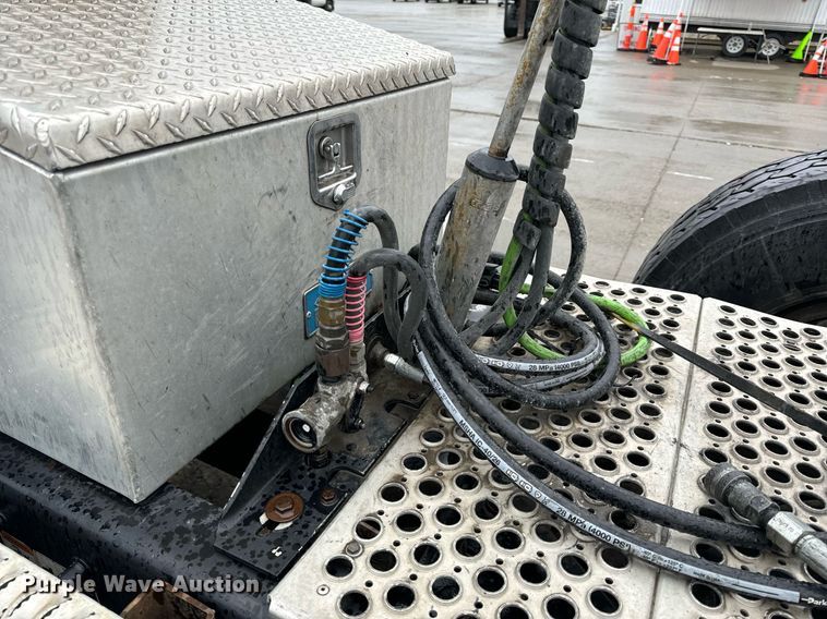 image for item NM9071 2012 Kenworth T800  semi truck