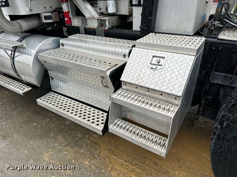 image for item NM9071 2012 Kenworth T800  semi truck