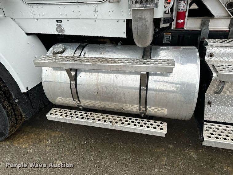 image for item NM9071 2012 Kenworth T800  semi truck