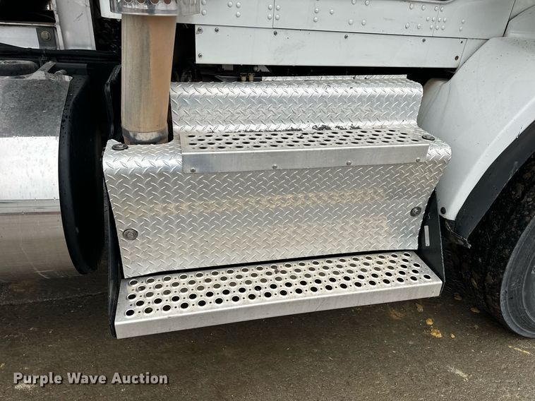 image for item NM9071 2012 Kenworth T800  semi truck