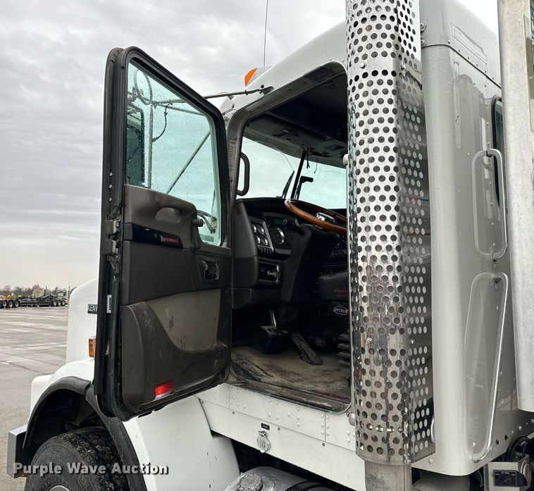 image for item NM9071 2012 Kenworth T800  semi truck