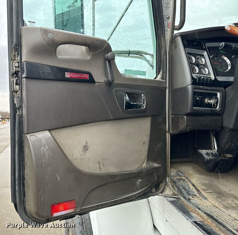 image for item NM9071 2012 Kenworth T800  semi truck