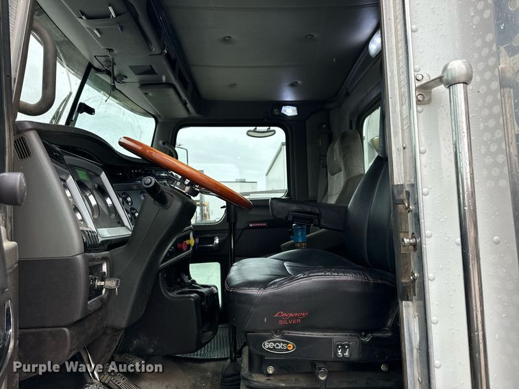 image for item NM9071 2012 Kenworth T800  semi truck