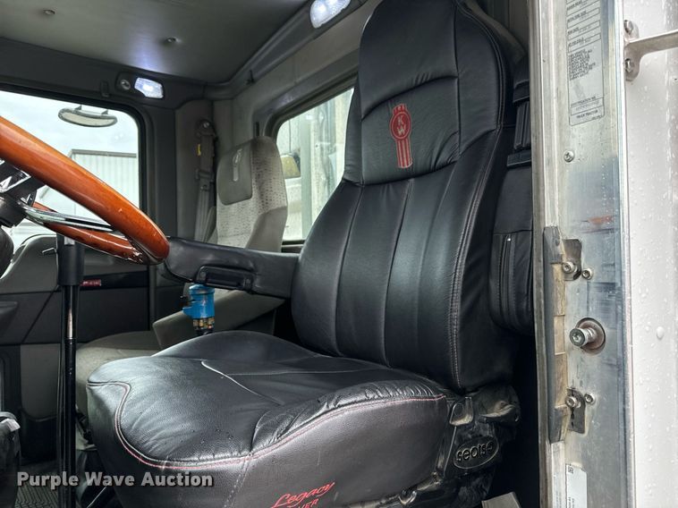 image for item NM9071 2012 Kenworth T800  semi truck