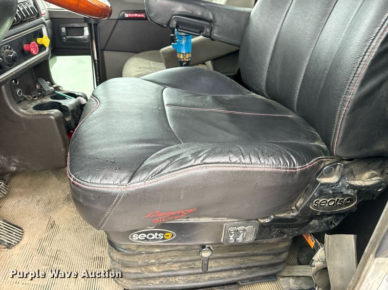 image for item NM9071 2012 Kenworth T800  semi truck