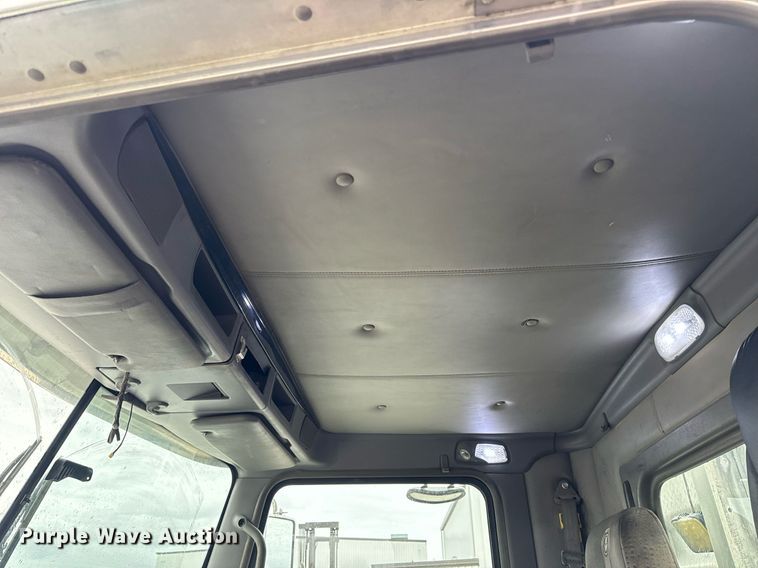 image for item NM9071 2012 Kenworth T800  semi truck