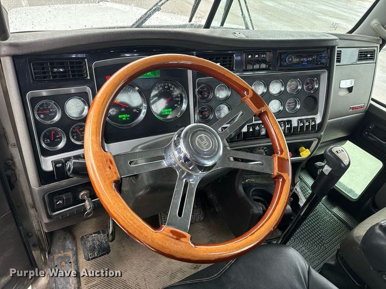 image for item NM9071 2012 Kenworth T800  semi truck