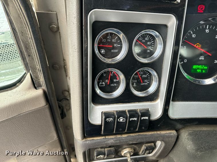 image for item NM9071 2012 Kenworth T800  semi truck