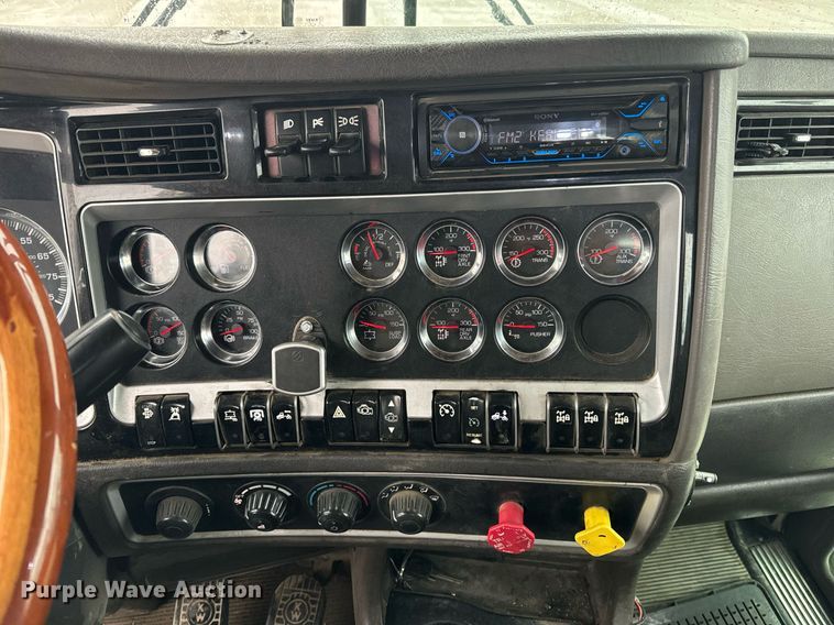 image for item NM9071 2012 Kenworth T800  semi truck