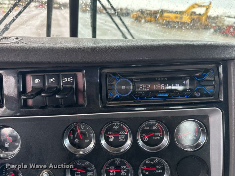 image for item NM9071 2012 Kenworth T800  semi truck