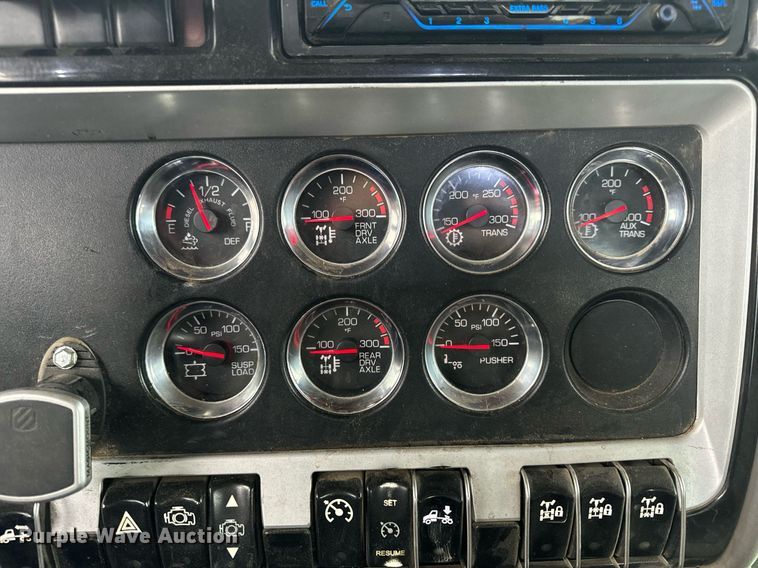 image for item NM9071 2012 Kenworth T800  semi truck