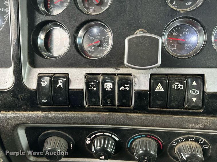 image for item NM9071 2012 Kenworth T800  semi truck