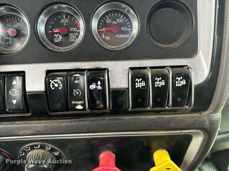 image for item NM9071 2012 Kenworth T800  semi truck