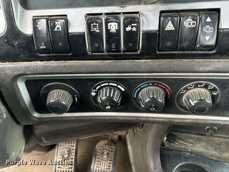 image for item NM9071 2012 Kenworth T800  semi truck