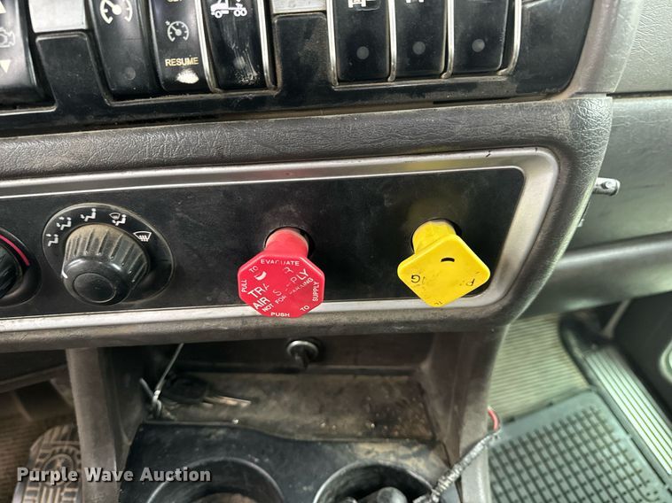 image for item NM9071 2012 Kenworth T800  semi truck