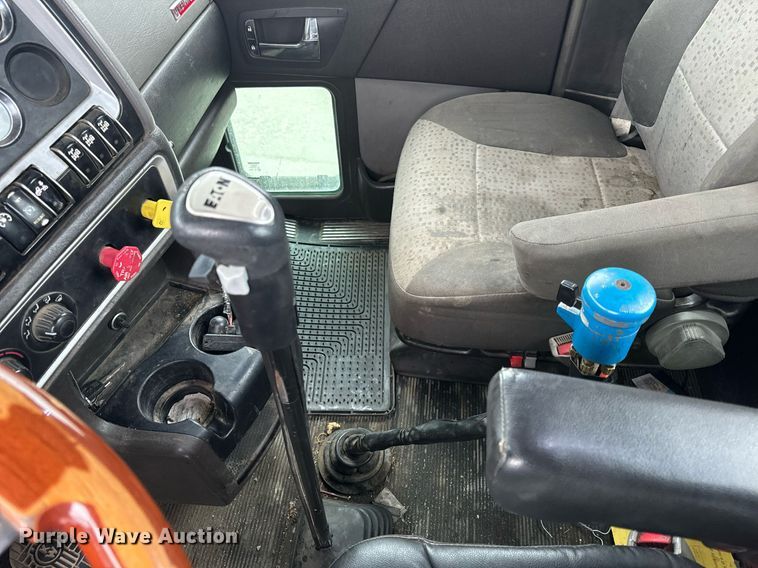 image for item NM9071 2012 Kenworth T800  semi truck