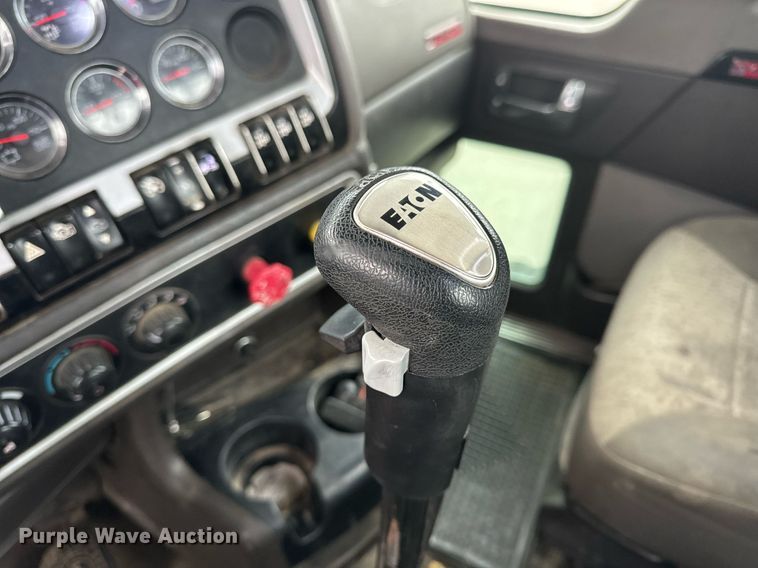 image for item NM9071 2012 Kenworth T800  semi truck