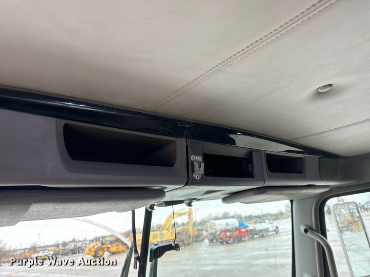 image for item NM9071 2012 Kenworth T800  semi truck