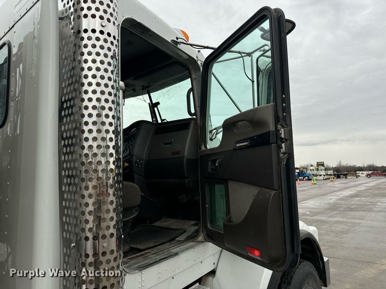 image for item NM9071 2012 Kenworth T800  semi truck