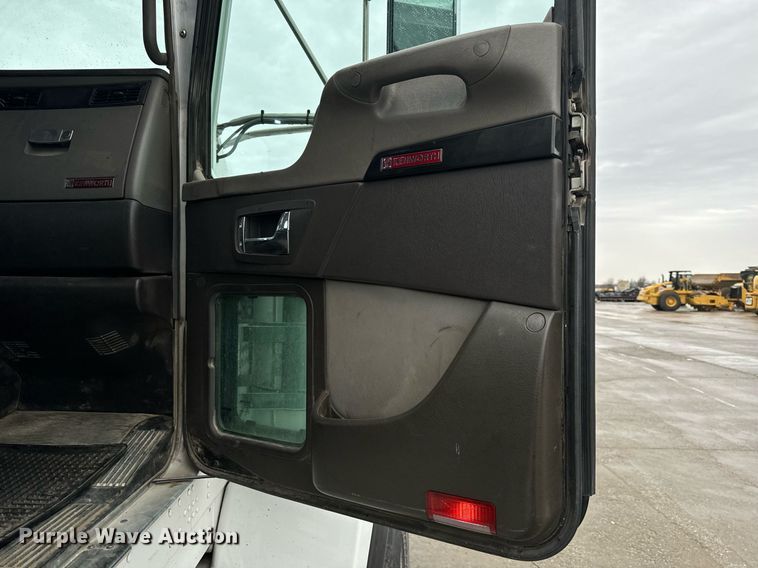 image for item NM9071 2012 Kenworth T800  semi truck