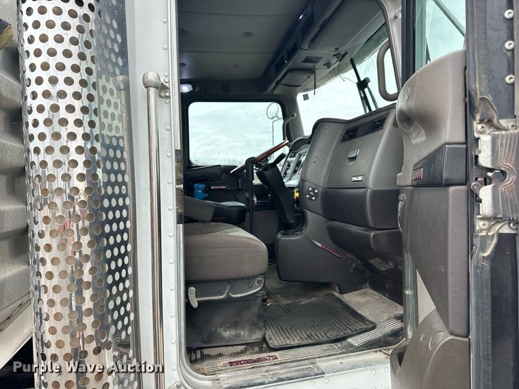 image for item NM9071 2012 Kenworth T800  semi truck