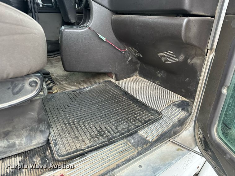 image for item NM9071 2012 Kenworth T800  semi truck