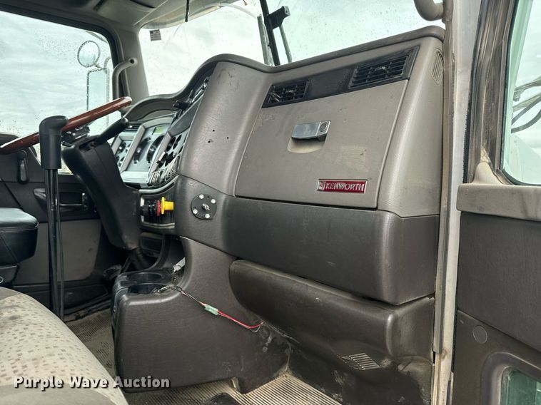 image for item NM9071 2012 Kenworth T800  semi truck