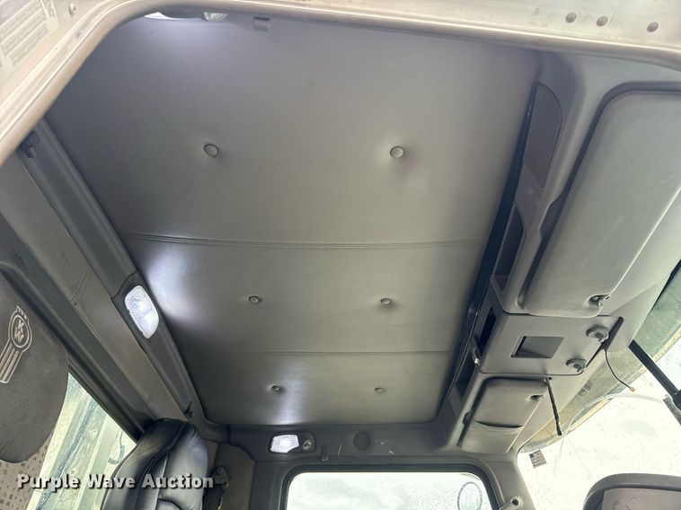 image for item NM9071 2012 Kenworth T800  semi truck